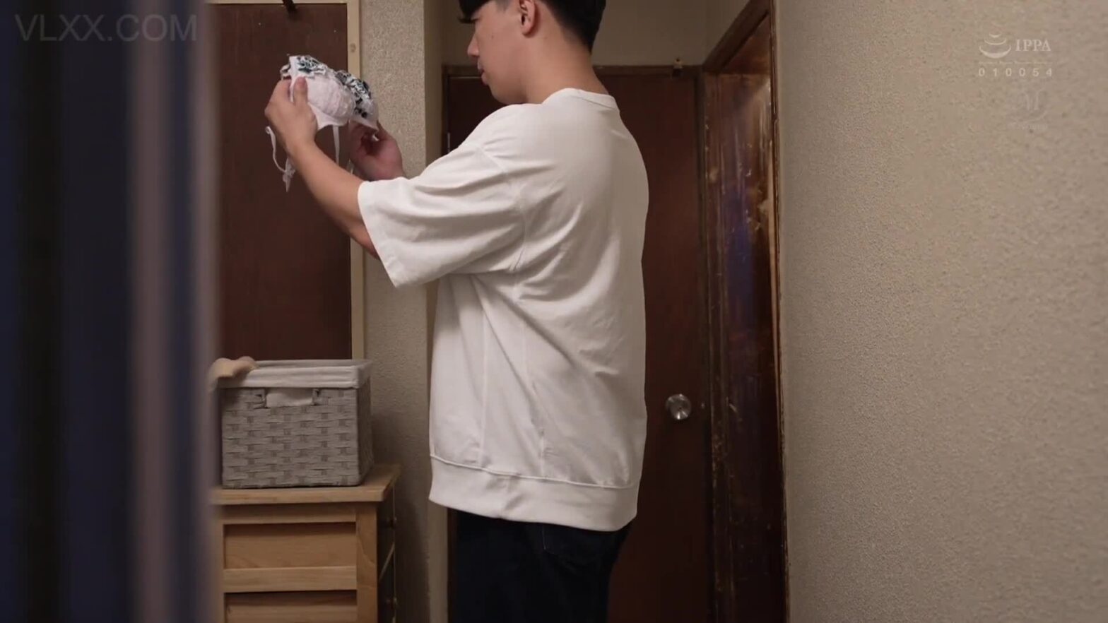 Cô Chủ Quán Nước Mía Bị Khách Thường Đụ Sau Giờ Đóng Cửa Trên Ghế Dài