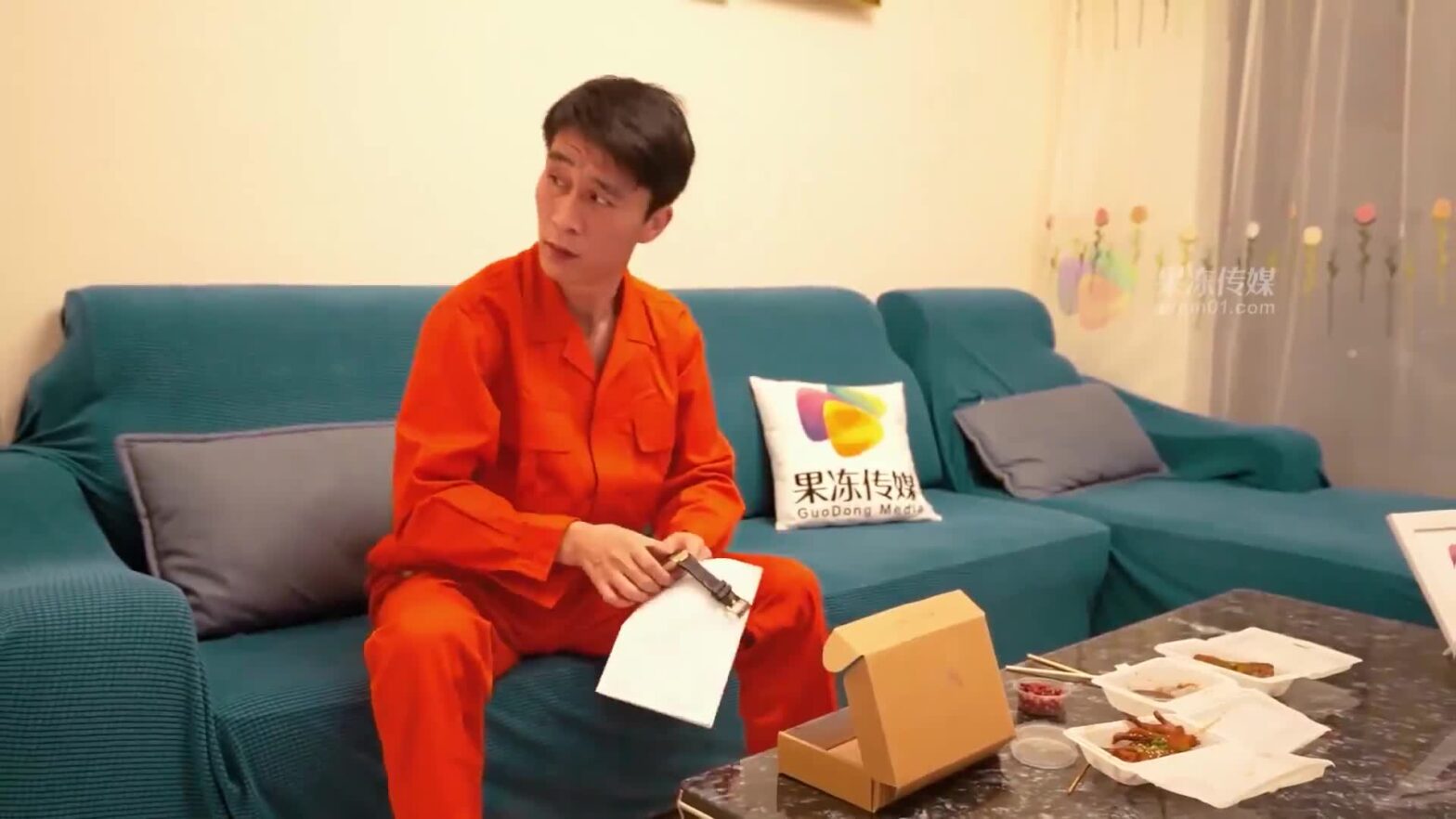 Cô giáo dạy vẽ henna vẽ hoa văn nóng bỏng trên bụng học viên