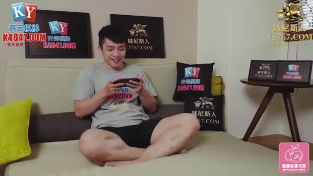 Em nhân viên tiệm vani thử chiết xuất nguyên chất