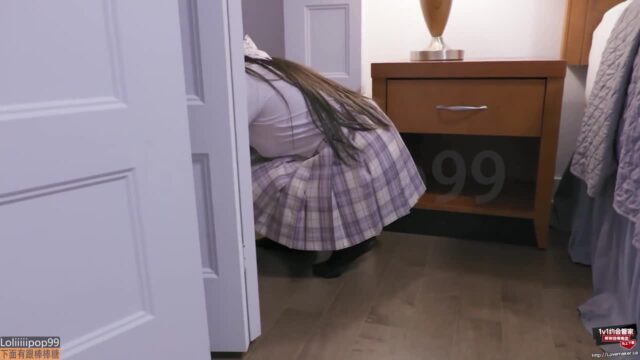 Em nhân viên quán sữa đậu thử vị đặc quánh cùng khách