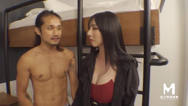 Em gái bị nhốt trong phòng gương vô tận buộc phải địt chính bản thân mình