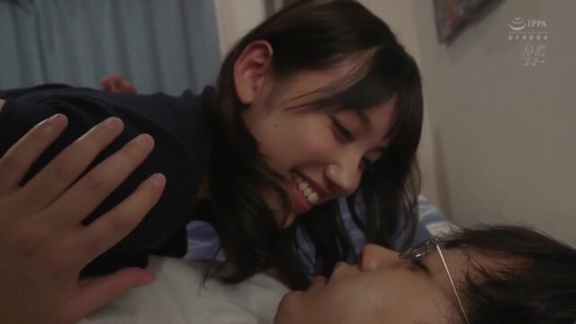 Nữ Nhân Viên Tiệm Điện Thoại Bị Khách Sửa Máy Đụ Trong Phòng Sửa Chữa