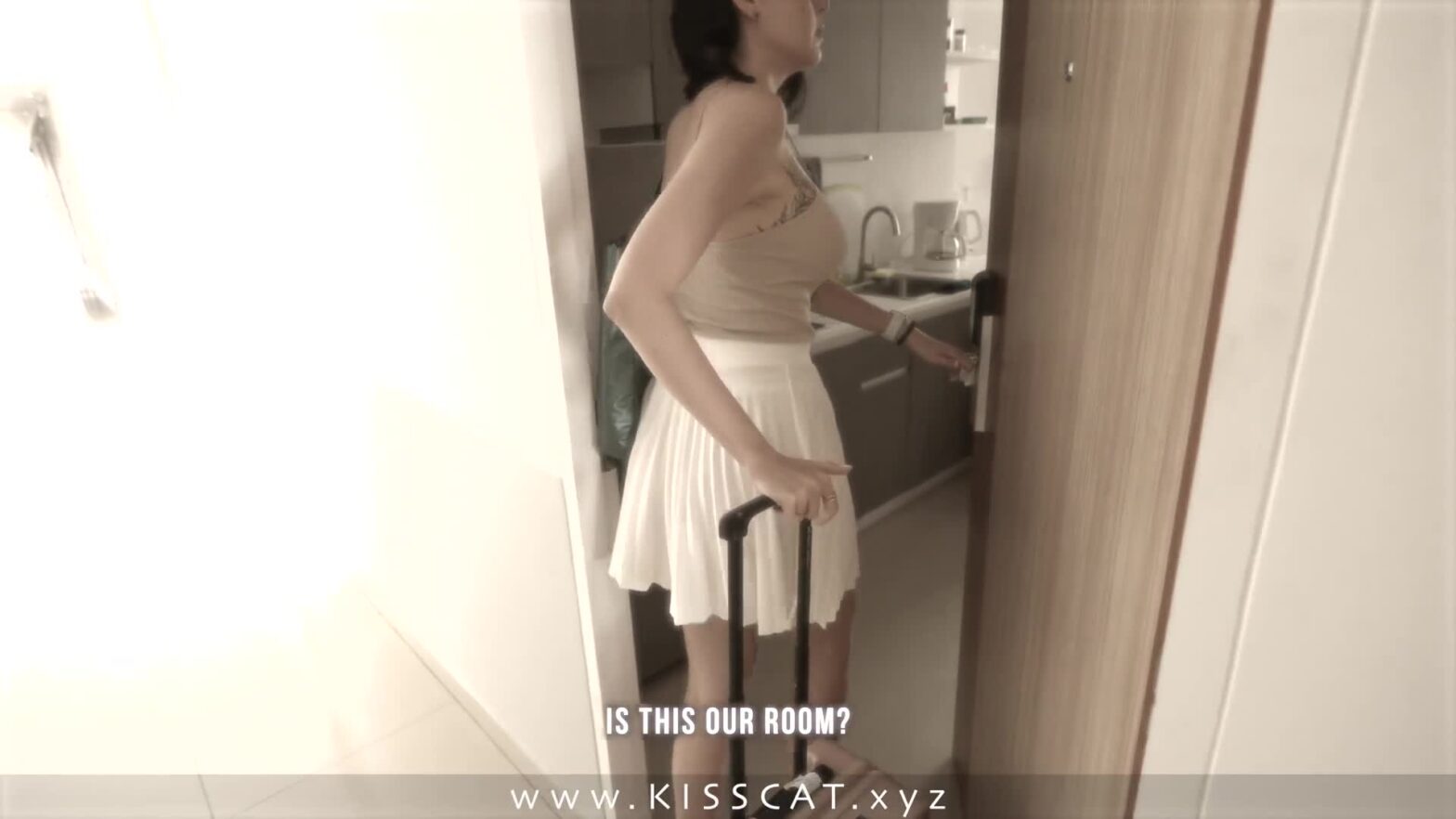 Cô chủ tiệm bánh flan thử caramel nóng trên da khách VIP – sextrannhalinh