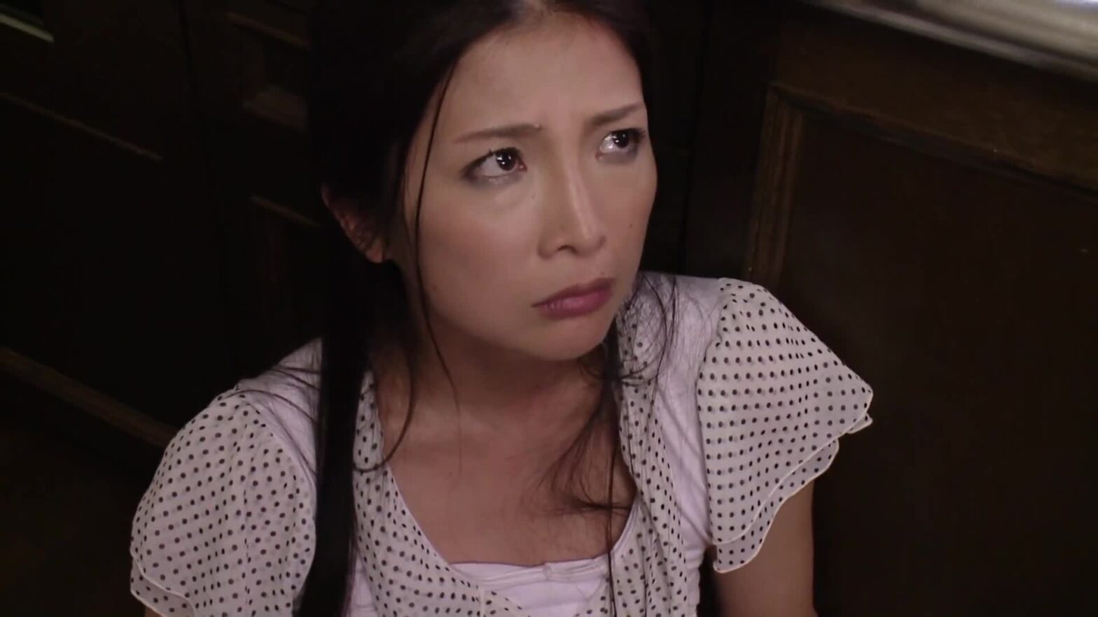 Bị Hàng Xóm Già Dâm Dụ Dỗ Sau Khi Vợ Đi Vắng