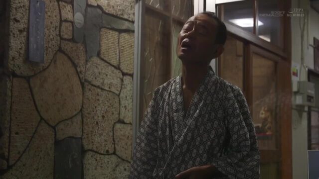 Cô Chủ Tiệm Cafe Take-away Bị Nhân Viên Giao Hàng Đụ Trên Quầy Khi Không Có Khách